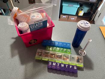 Items to use for medicating your pets including a pill bottle, pill reminders, and gelatin capsules.